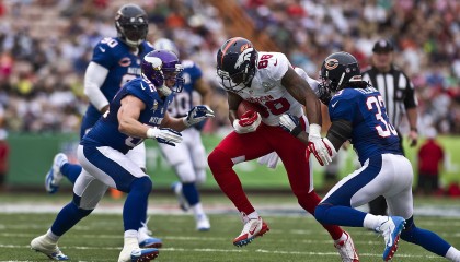 Jiuyou-“激烈追逐：车队之间的巅峰对决”，激烈的追逐英语