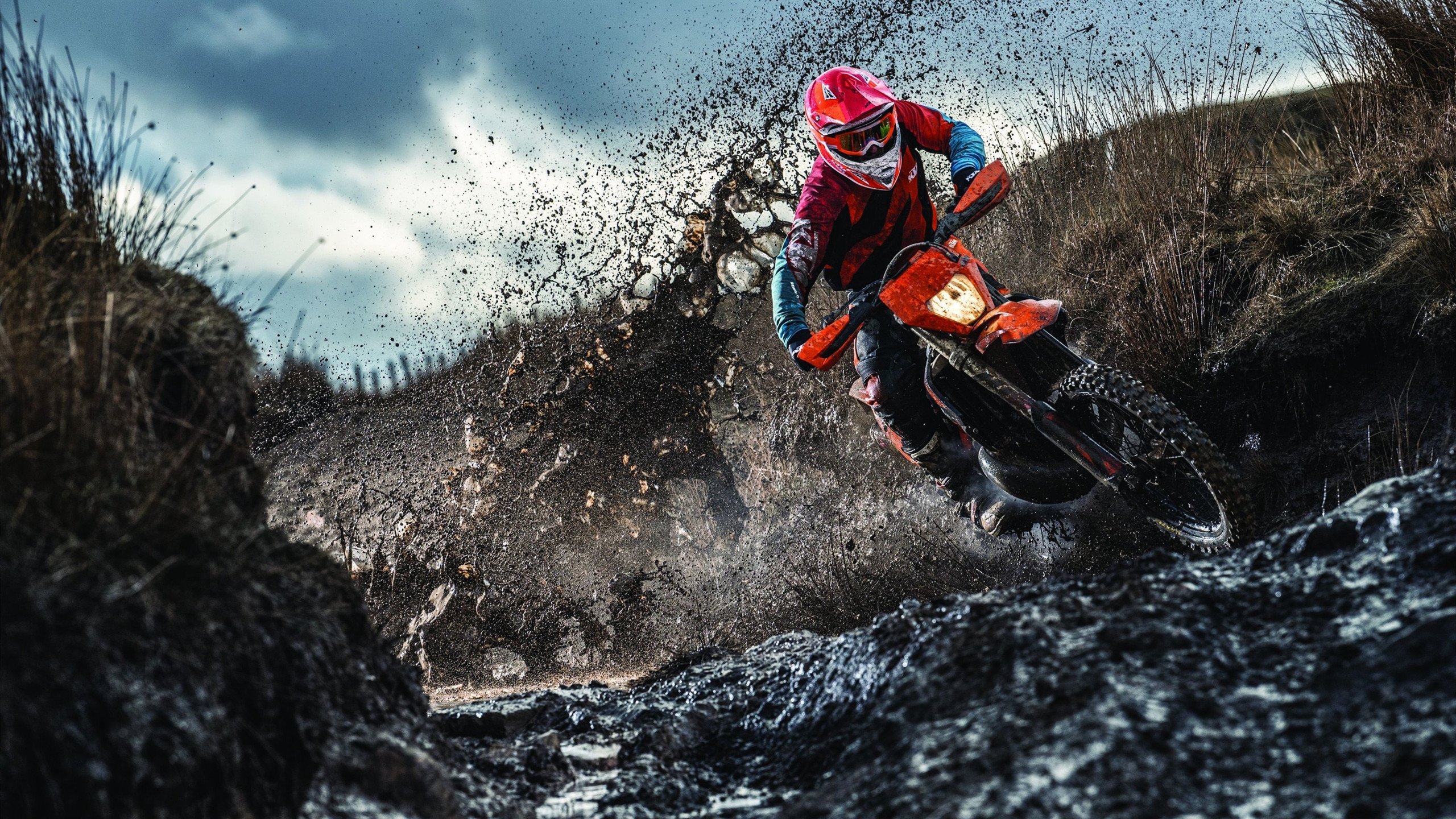 “激烈追逐：车队之间的巅峰对决”，激烈的追逐英语