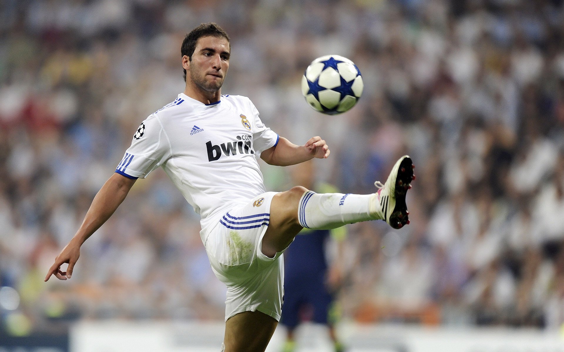 “科技革新：自动驾驶助力未来赛车”，自动驾驶塑未来